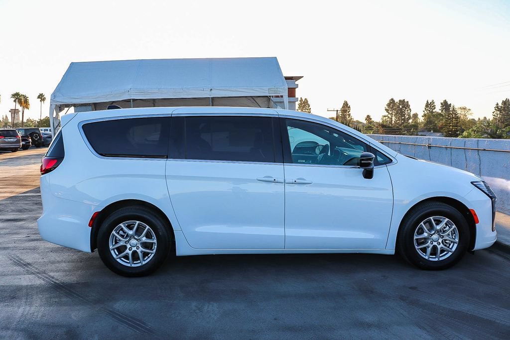 New 2027 Chrysler Pacifica Select FWD image 13