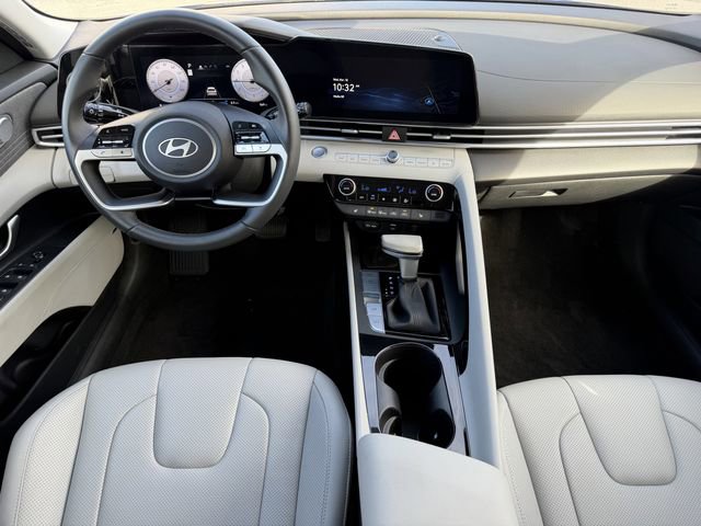 Used 2025 Hyundai Elantra Limited image 4