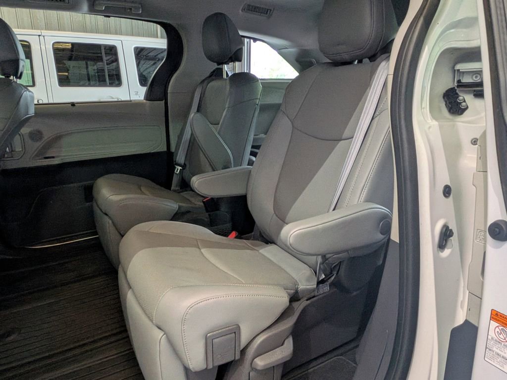 Used 2021 Toyota Sienna Limited image 10