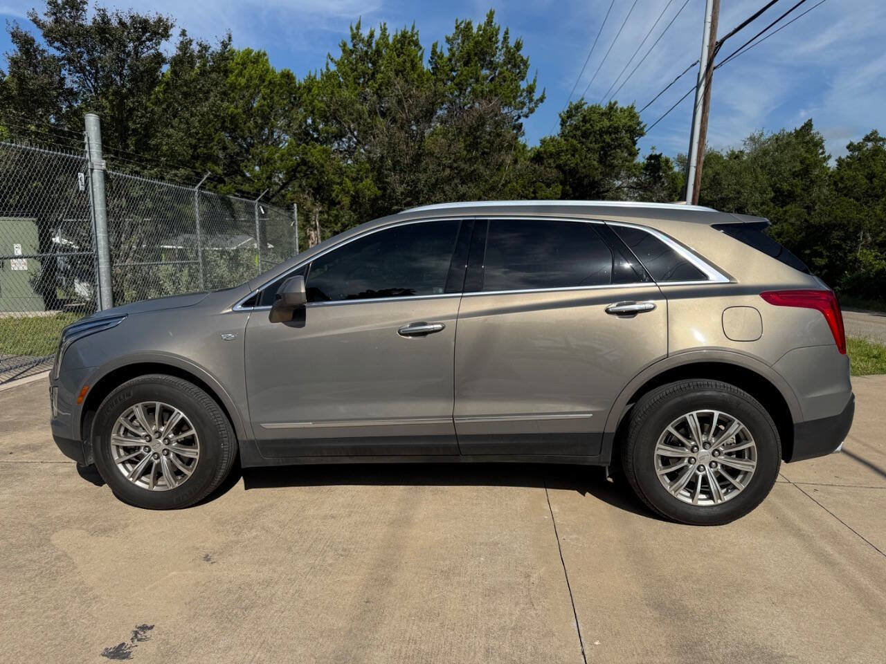 Used 2017 Cadillac XT5 Luxury w/ Driver Awareness Package FWD image 8