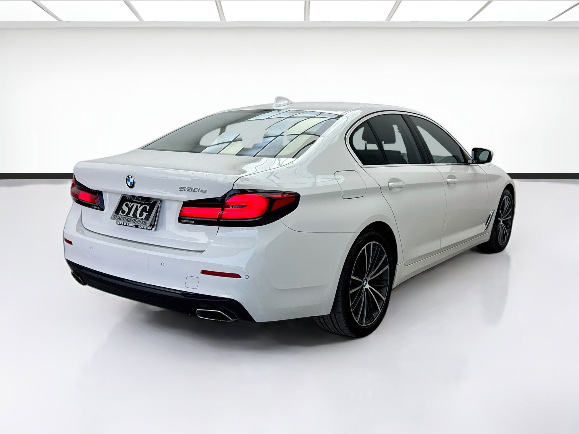 Used 2021 BMW 530e w/ Luxury Seating Package RWD image 4