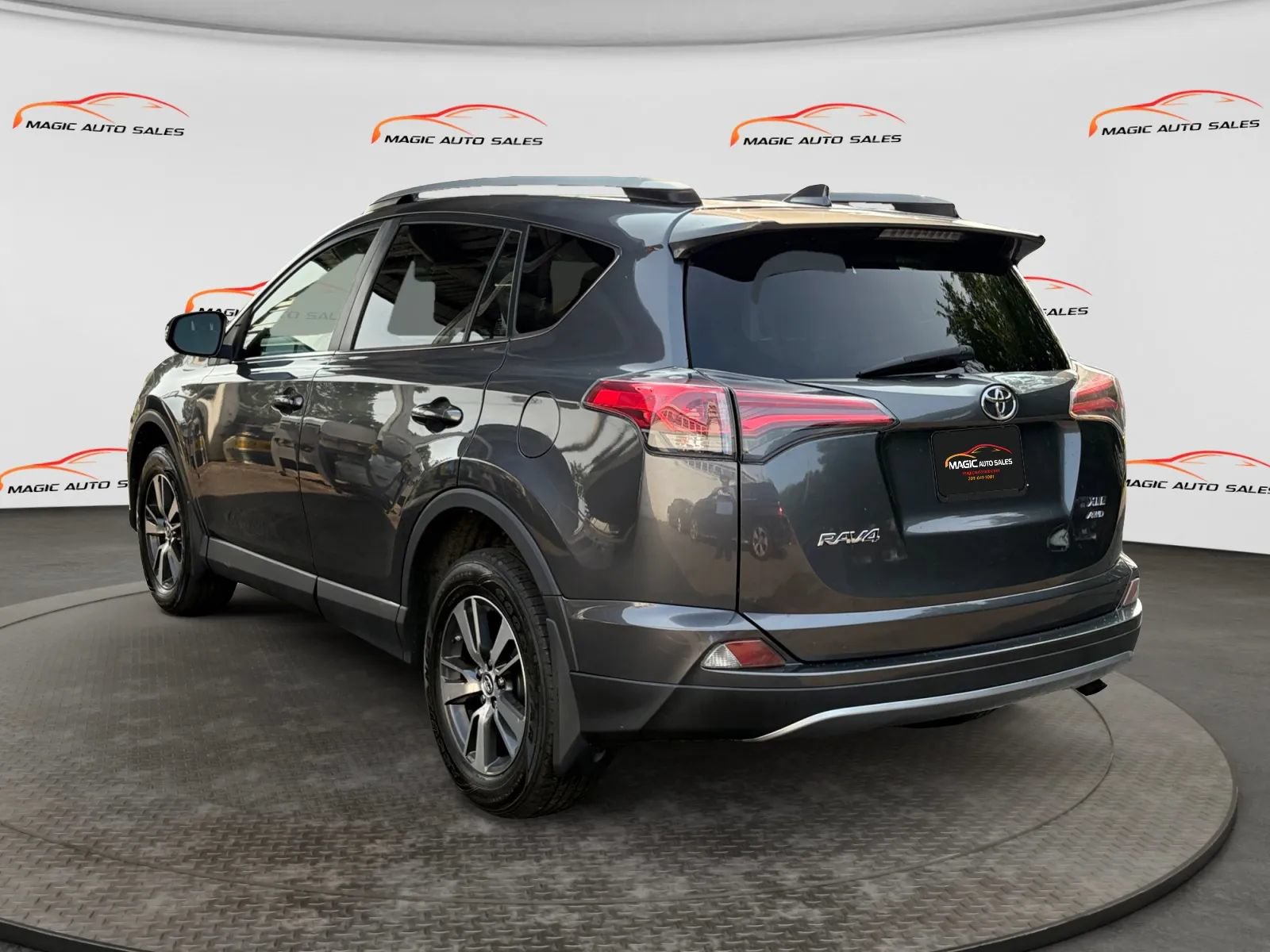 Used 2018 Toyota RAV4 XLE AWD/4WD image 8