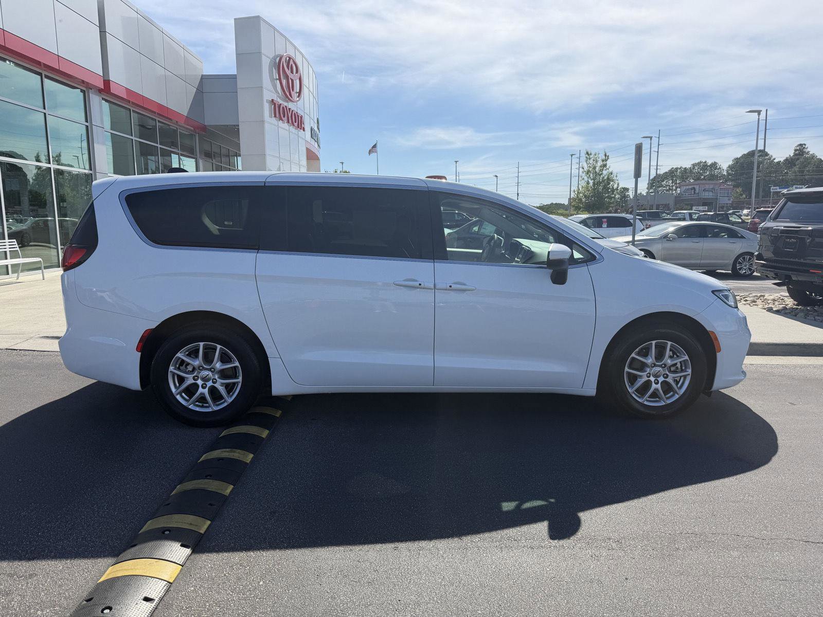 Used 2023 Chrysler Pacifica Touring-L FWD image 8