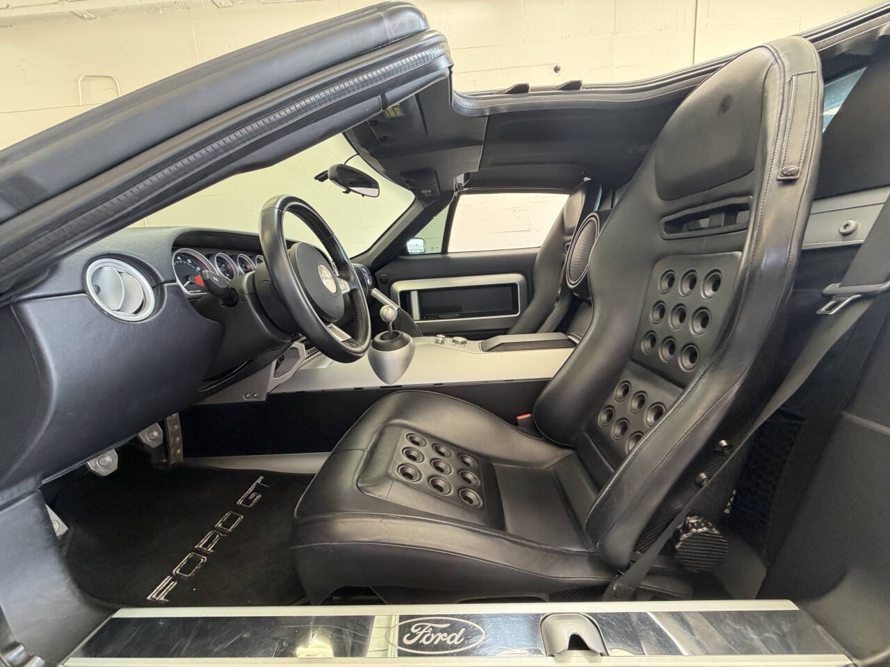 Used 2005 Ford GT RWD image 31