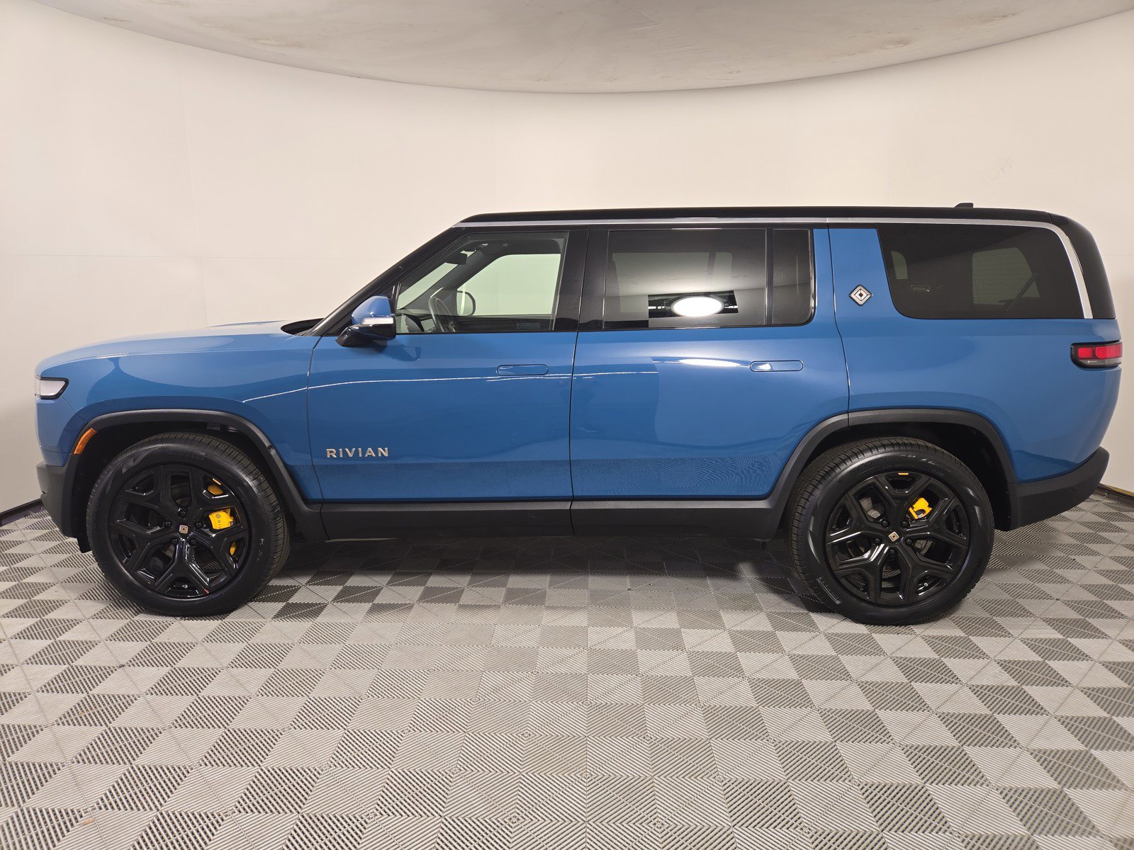 Used 2022 Rivian R1S Launch Edition image 2