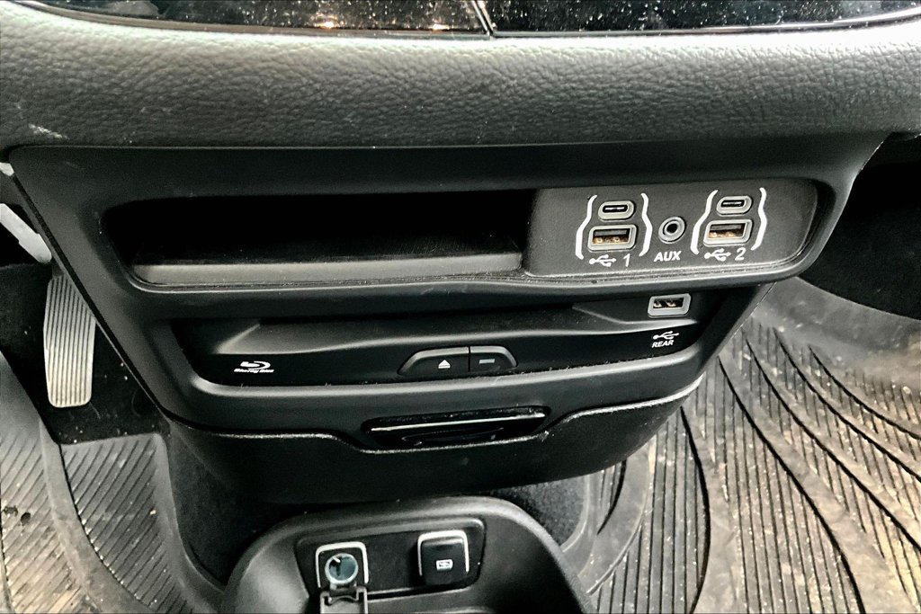Used 2021 Chrysler Pacifica Touring-L w/ Uconnect Theater Family Group AWD/4WD image 16