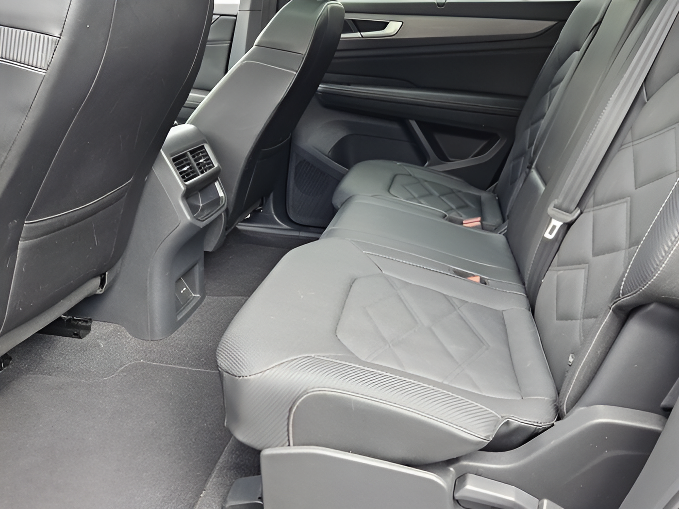 Used 2024 Volkswagen Atlas Cross Sport SE w/ Panoramic Sunroof Package FWD image 9