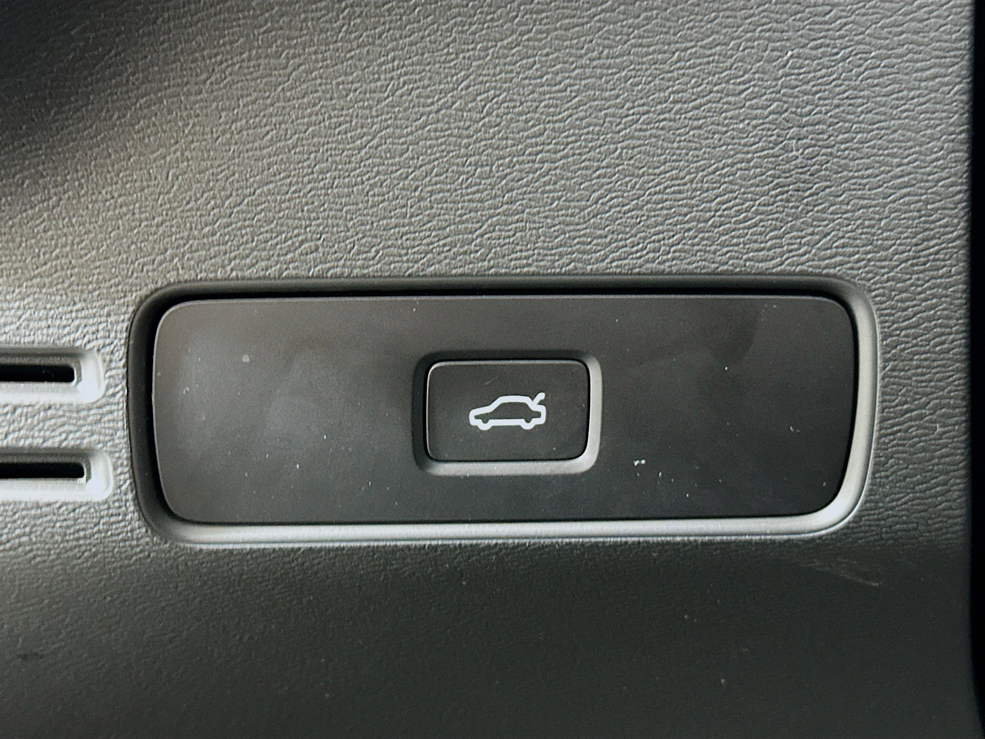 Used 2025 Volvo XC40 B5 Core image 17