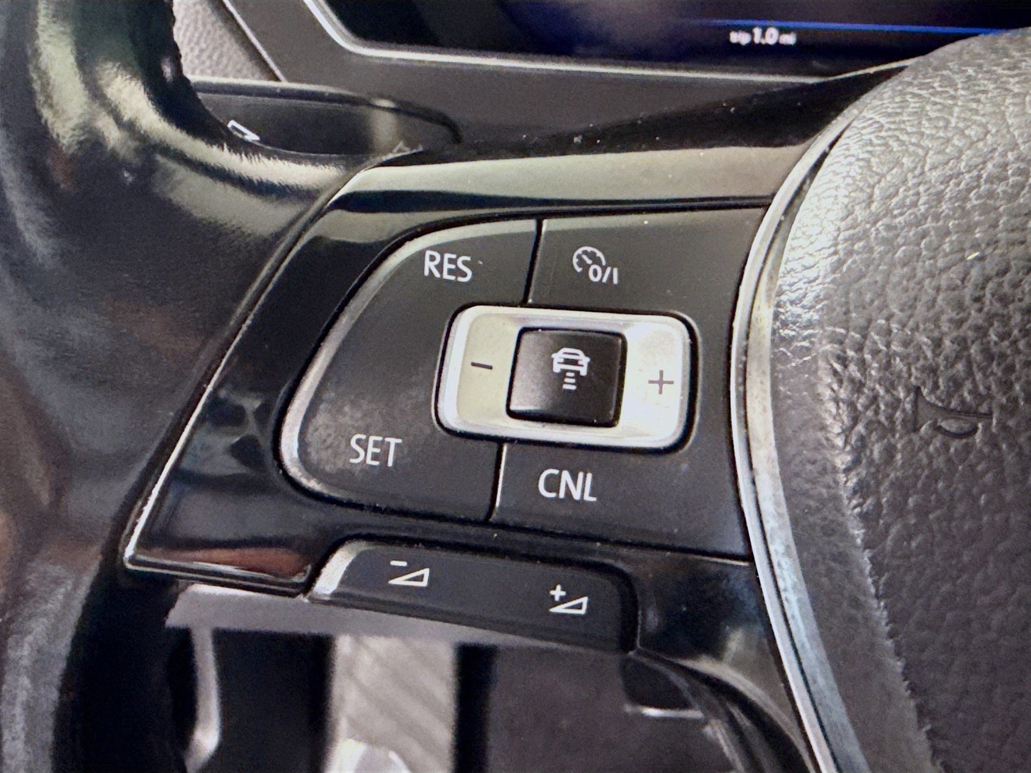 Used 2018 Volkswagen Tiguan SEL Premium image 14