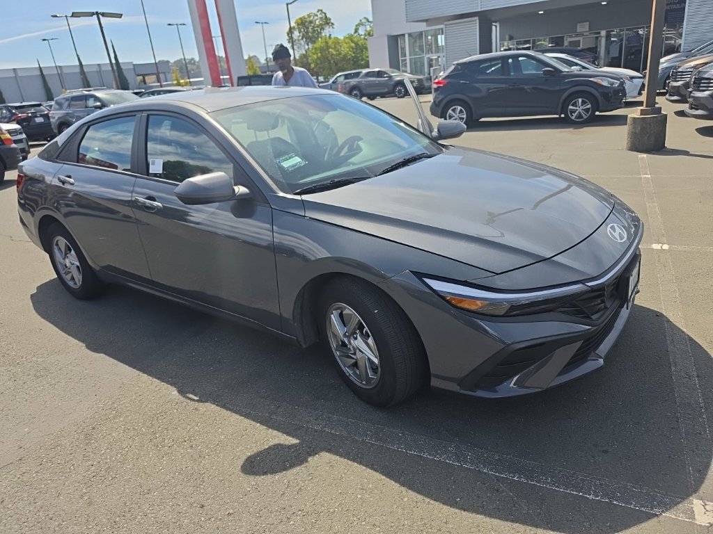 Used 2024 Hyundai Elantra SE FWD image 1