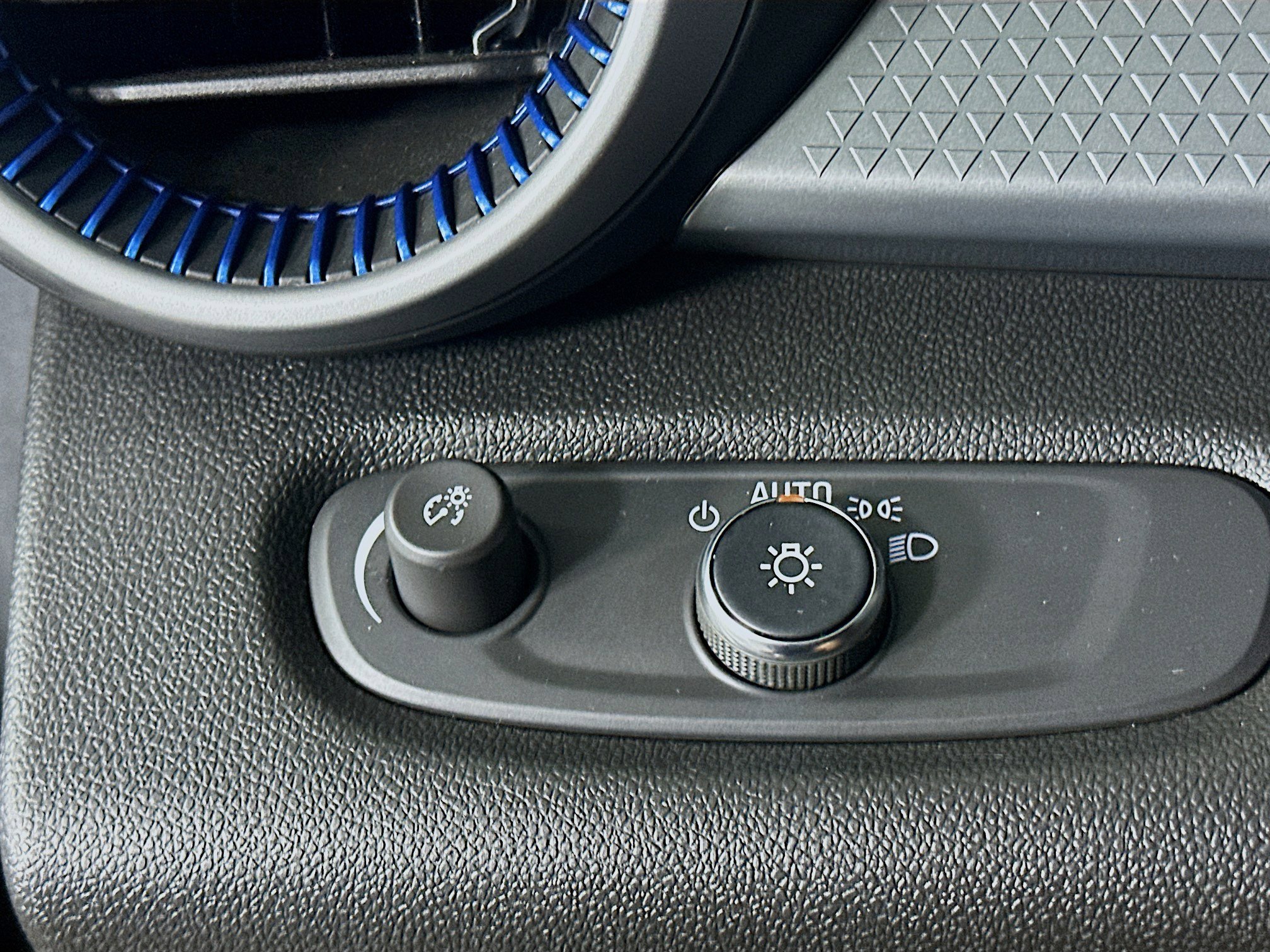 Used 2025 Chevrolet Trax LS FWD image 17