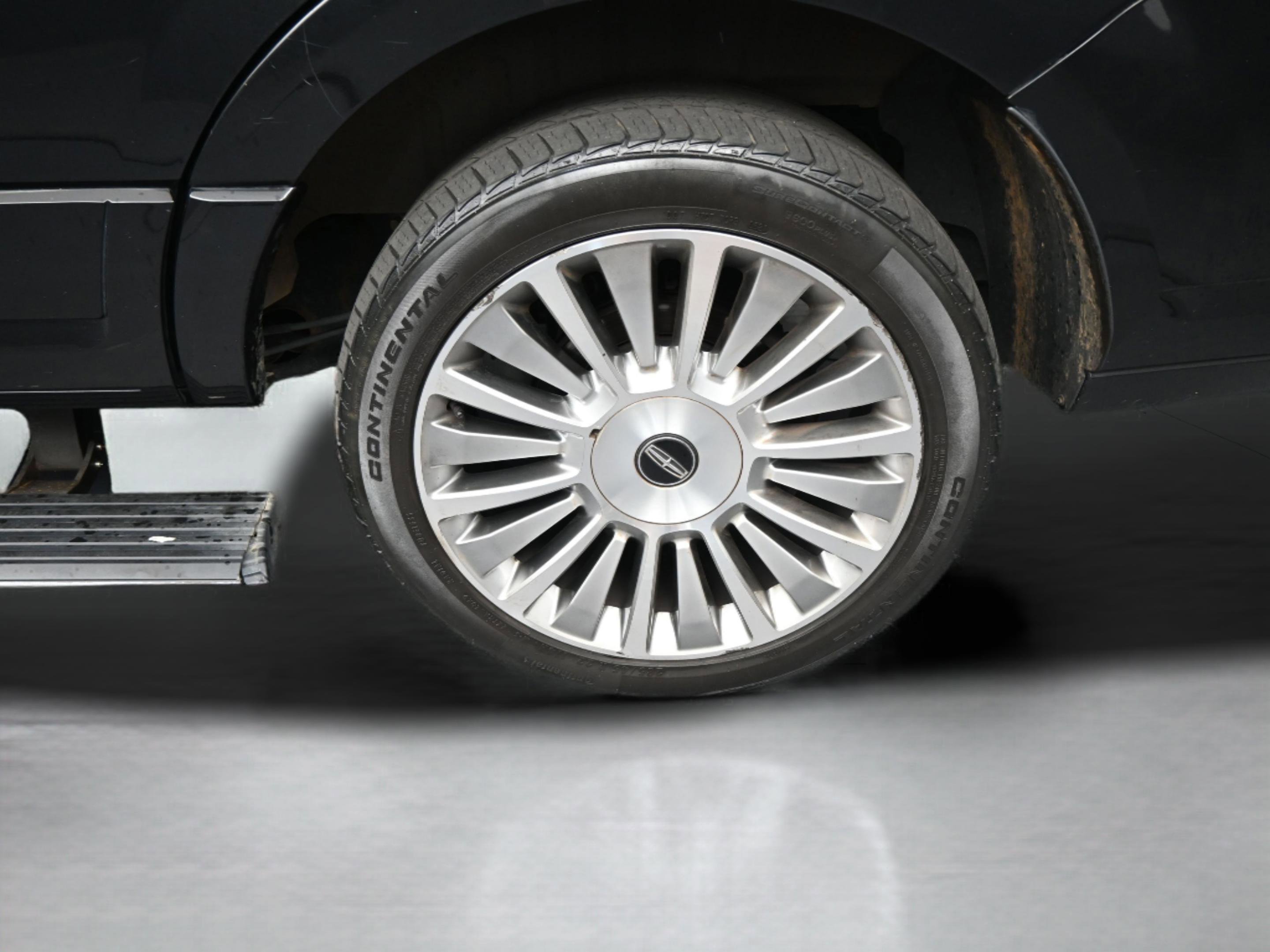 Used 2015 Lincoln Navigator 4WD image 36