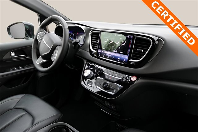 Used 2025 Chrysler Pacifica Select image 19