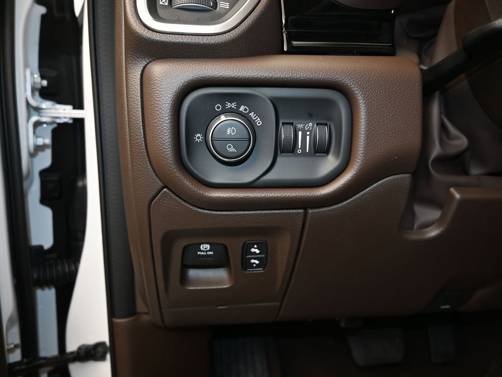 New 2026 RAM 1500 Laramie AWD/4WD image 13