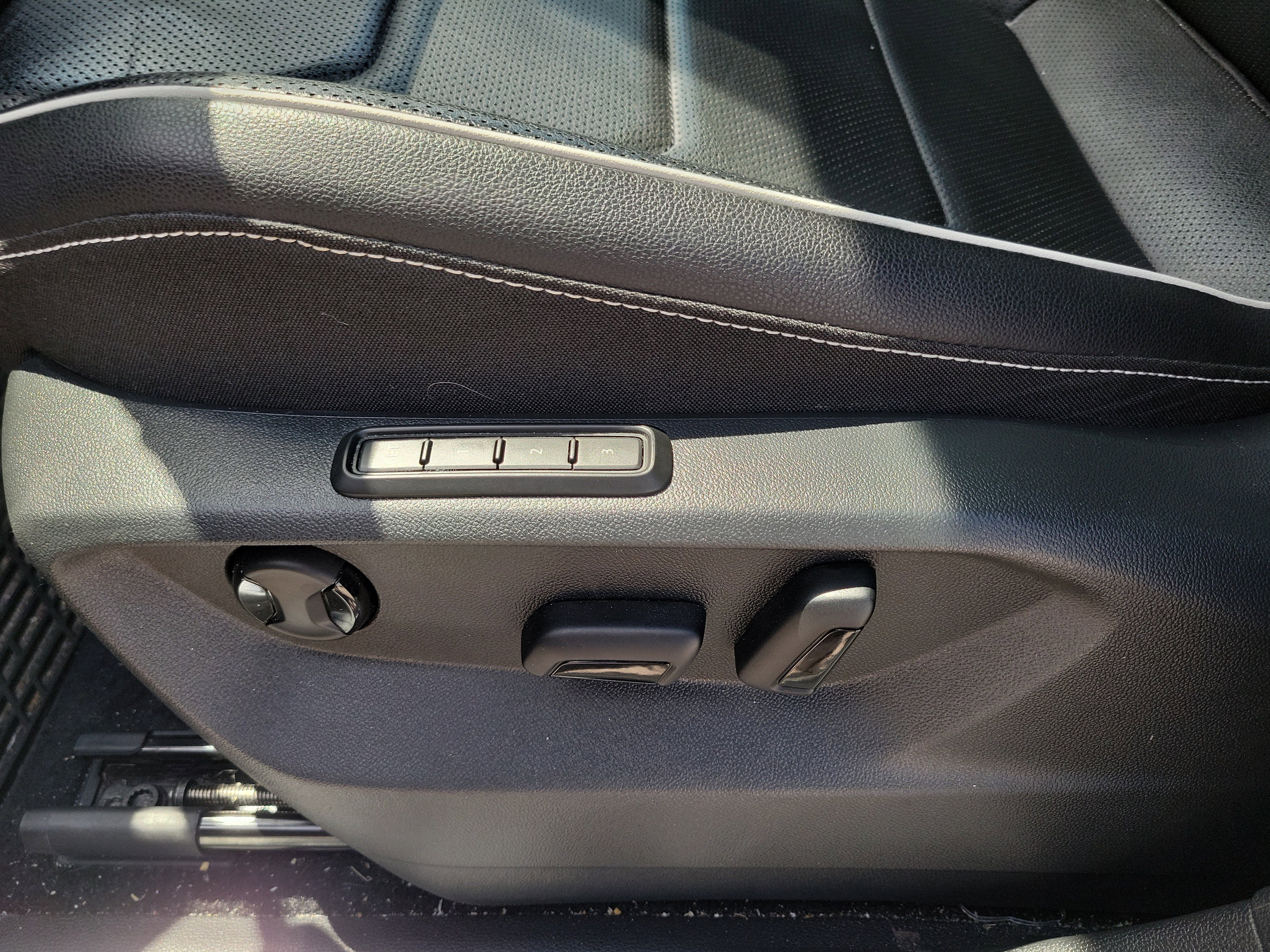 Used 2022 Volkswagen Tiguan SEL R-Line image 24