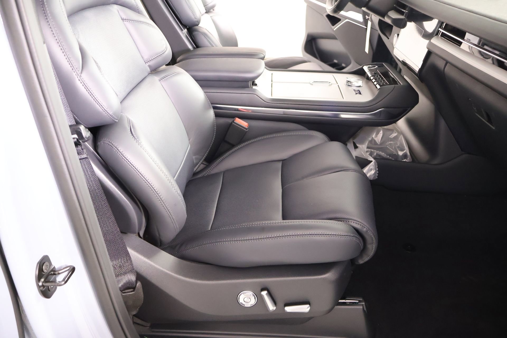 New 2026 Lincoln Navigator L Reserve AWD/4WD image 15