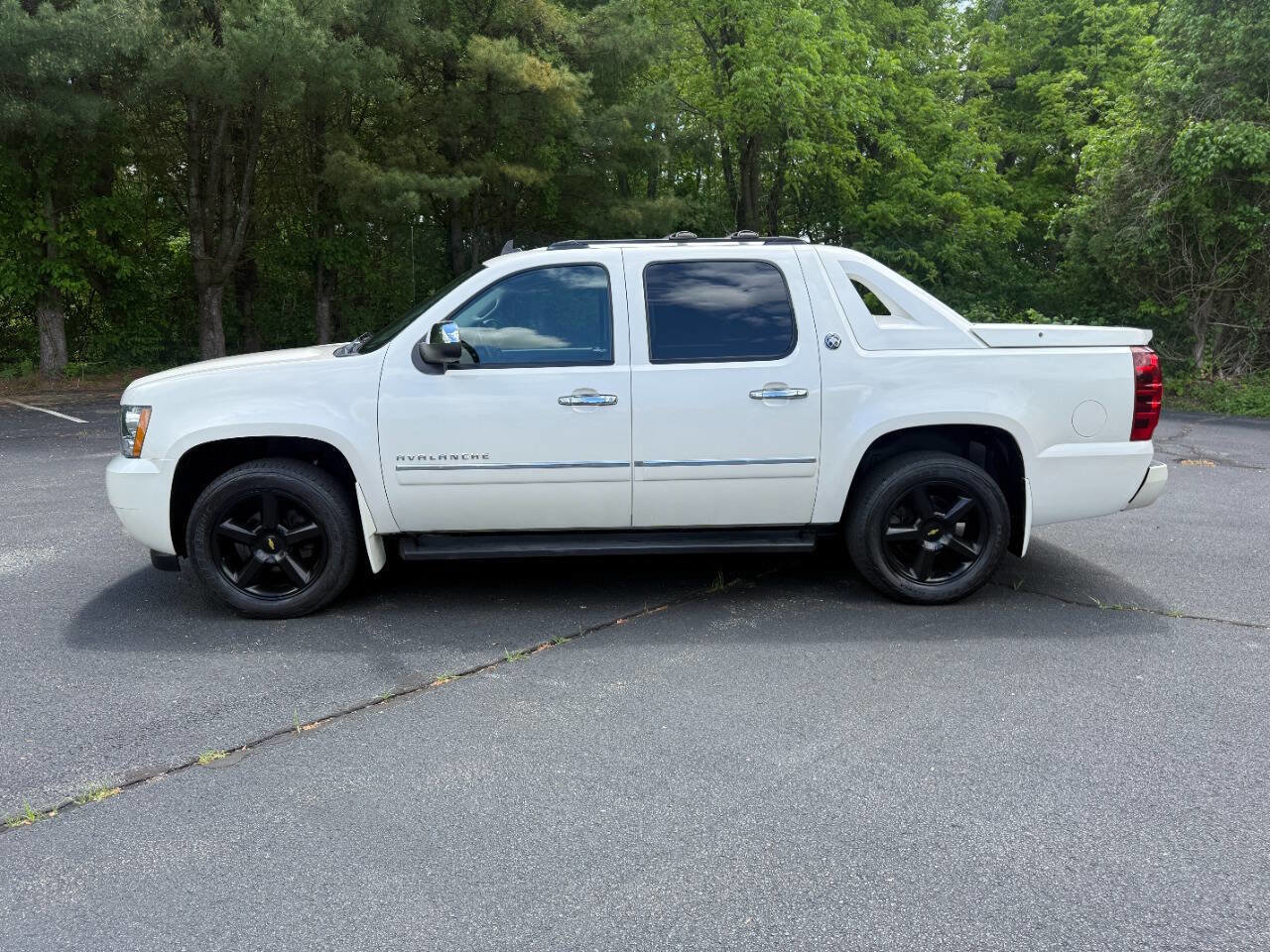Used 2013 Chevrolet Avalanche LTZ AWD/4WD image 3