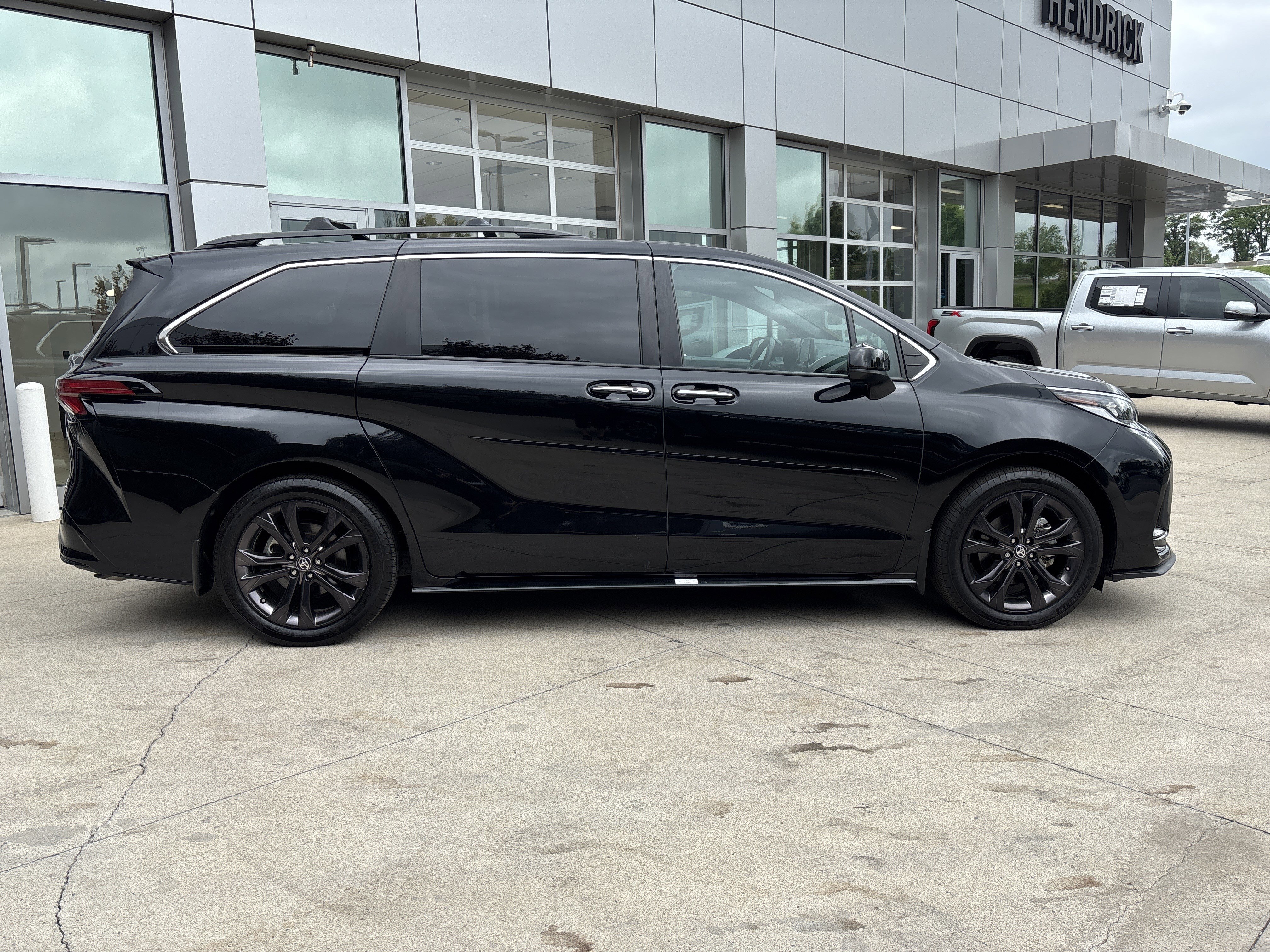 Used 2024 Toyota Sienna XSE FWD image 10