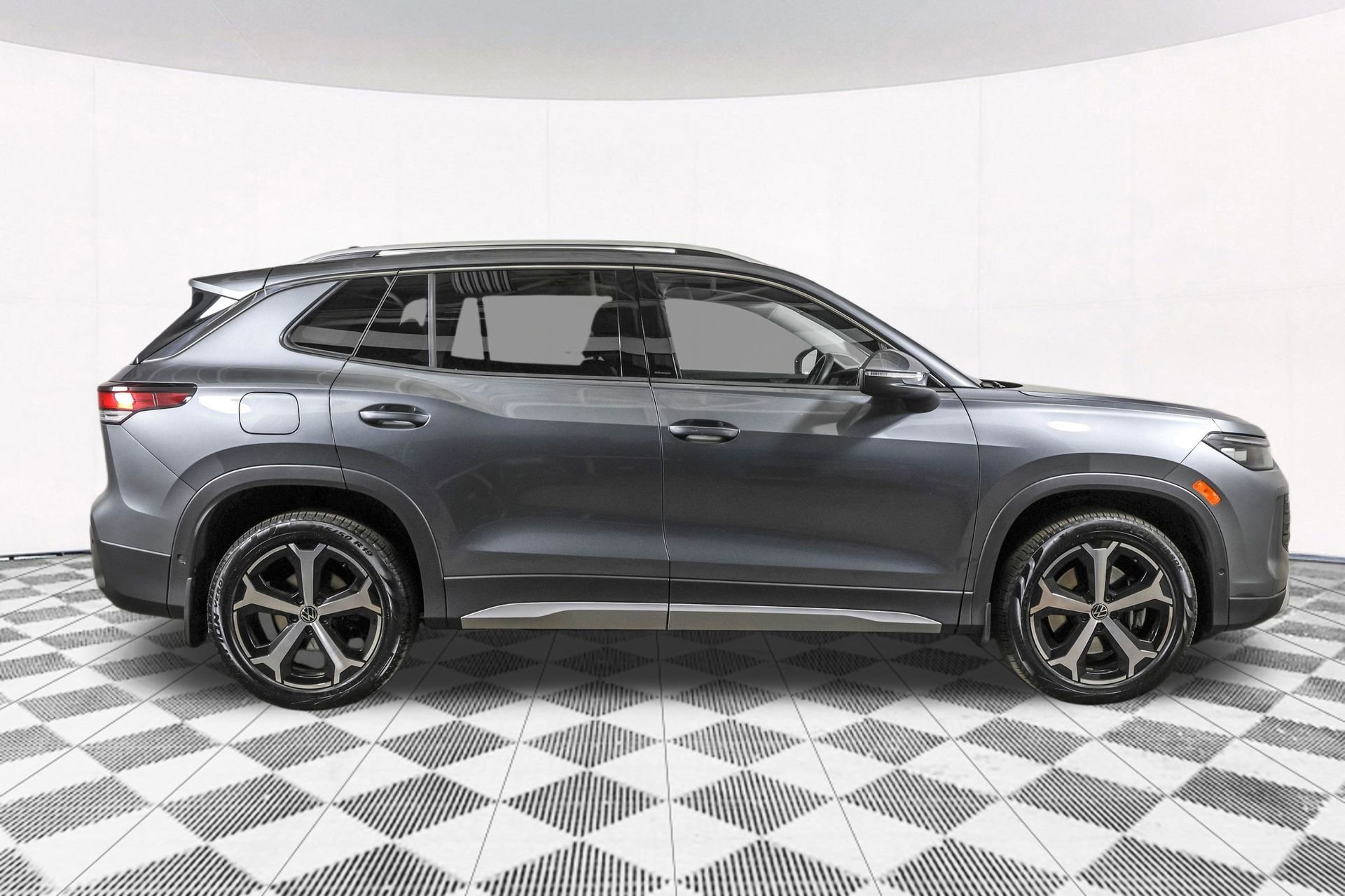 Used 2025 Volkswagen Tiguan SE w/ Panoramic Sunroof Package image 13