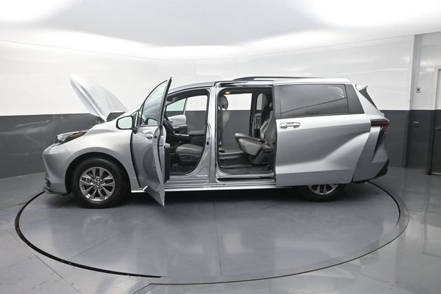 Used 2025 Toyota Sienna XLE FWD image 41