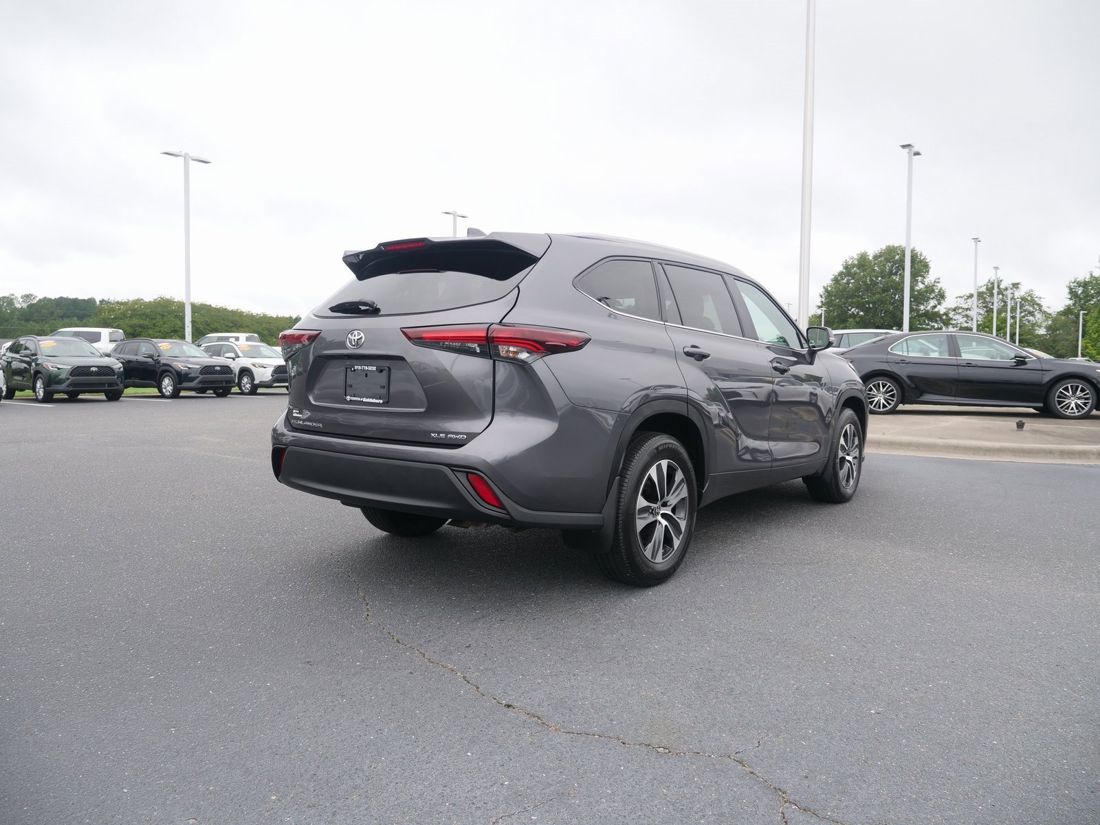 Used 2024 Toyota Highlander XLE image 2