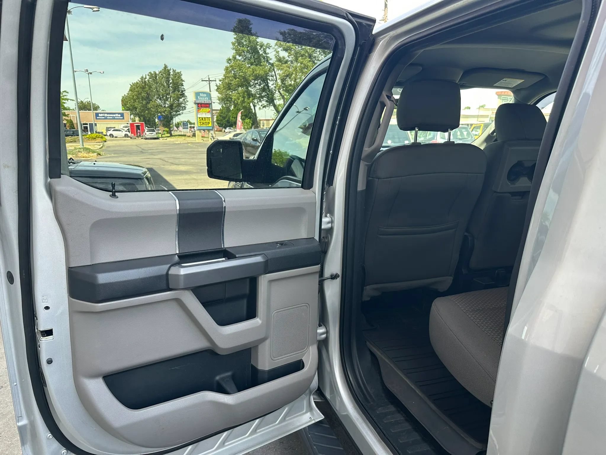 Used 2015 Ford F150 XLT AWD/4WD image 16