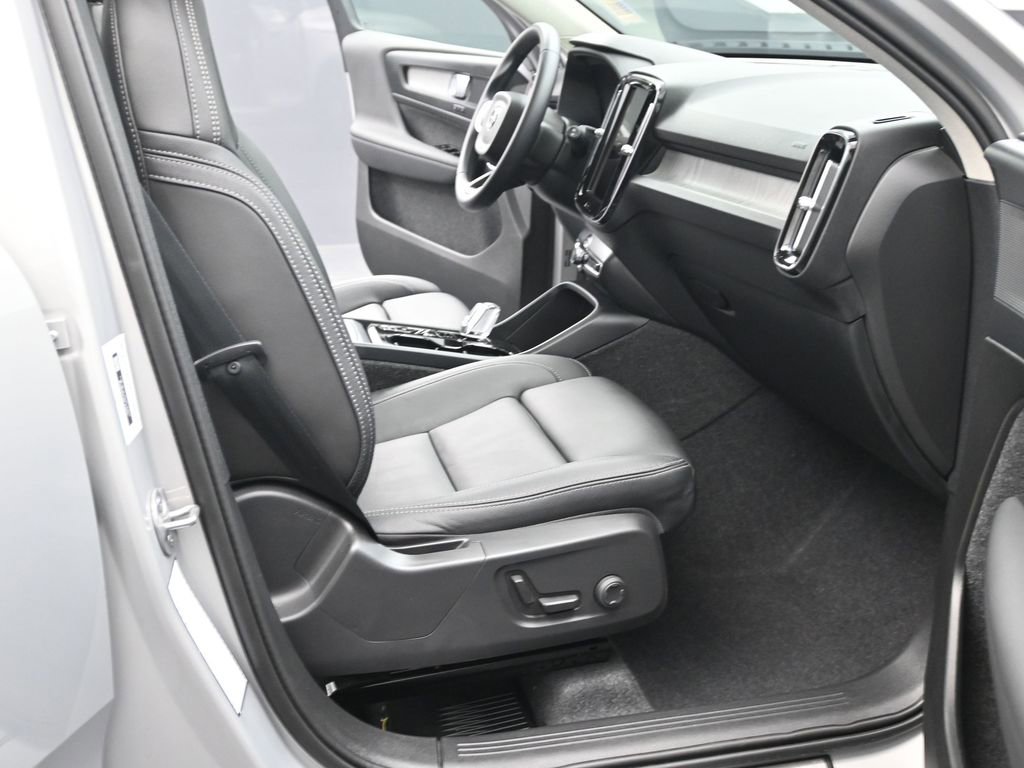 Used 2025 Volvo XC40 B5 Plus image 15