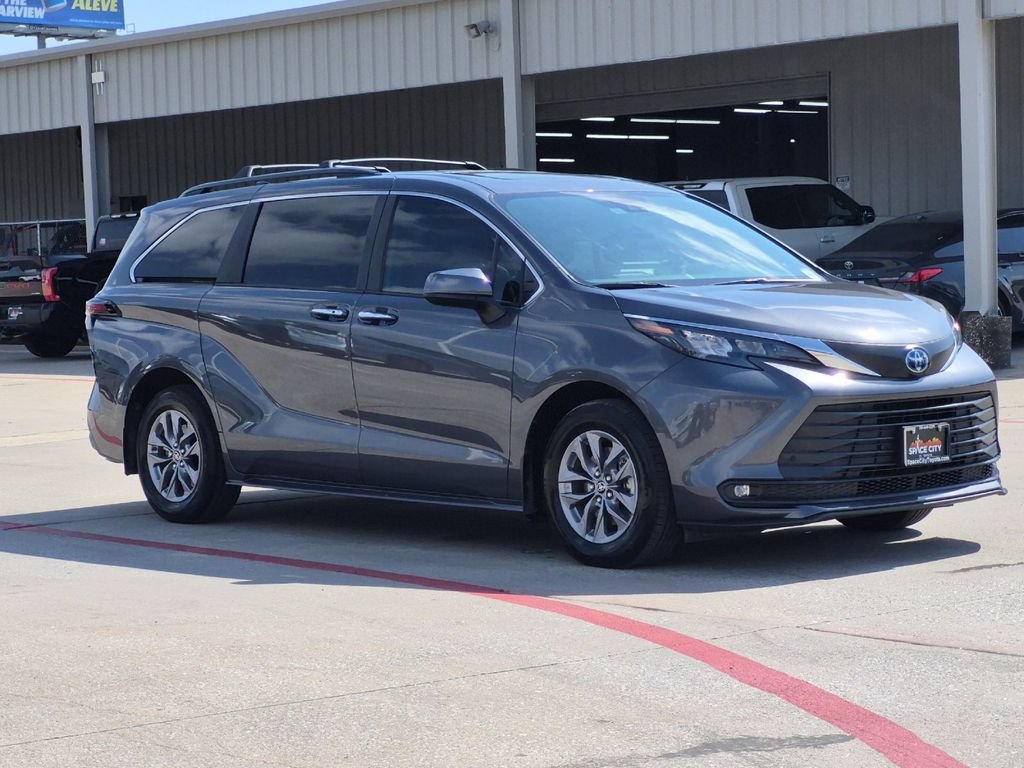 Certified 2025 Toyota Sienna XLE FWD image 8