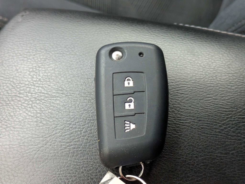 Used 2015 Nissan Rogue S image 28