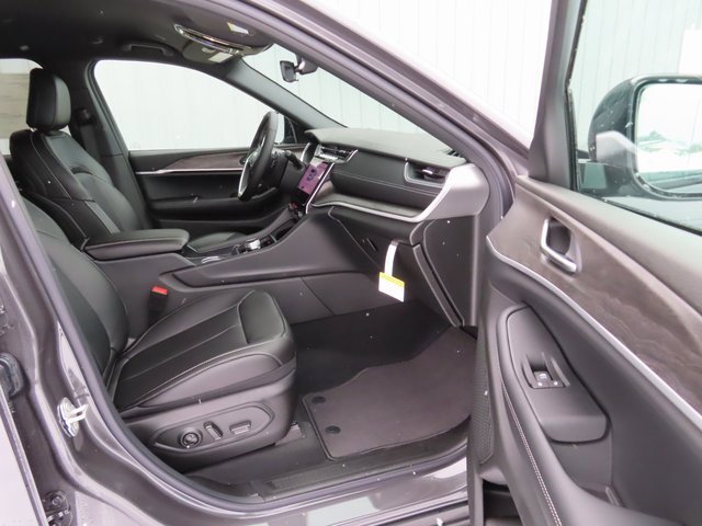 New 2025 Jeep Grand Cherokee Limited w/ Black Appearance Package image 23