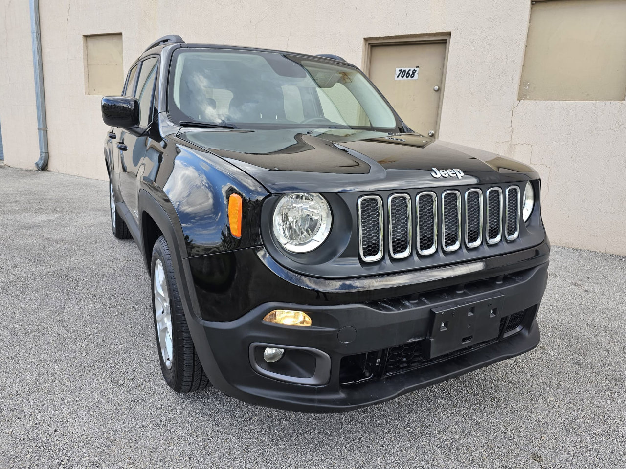 Used 2015 Jeep Renegade Latitude image 9