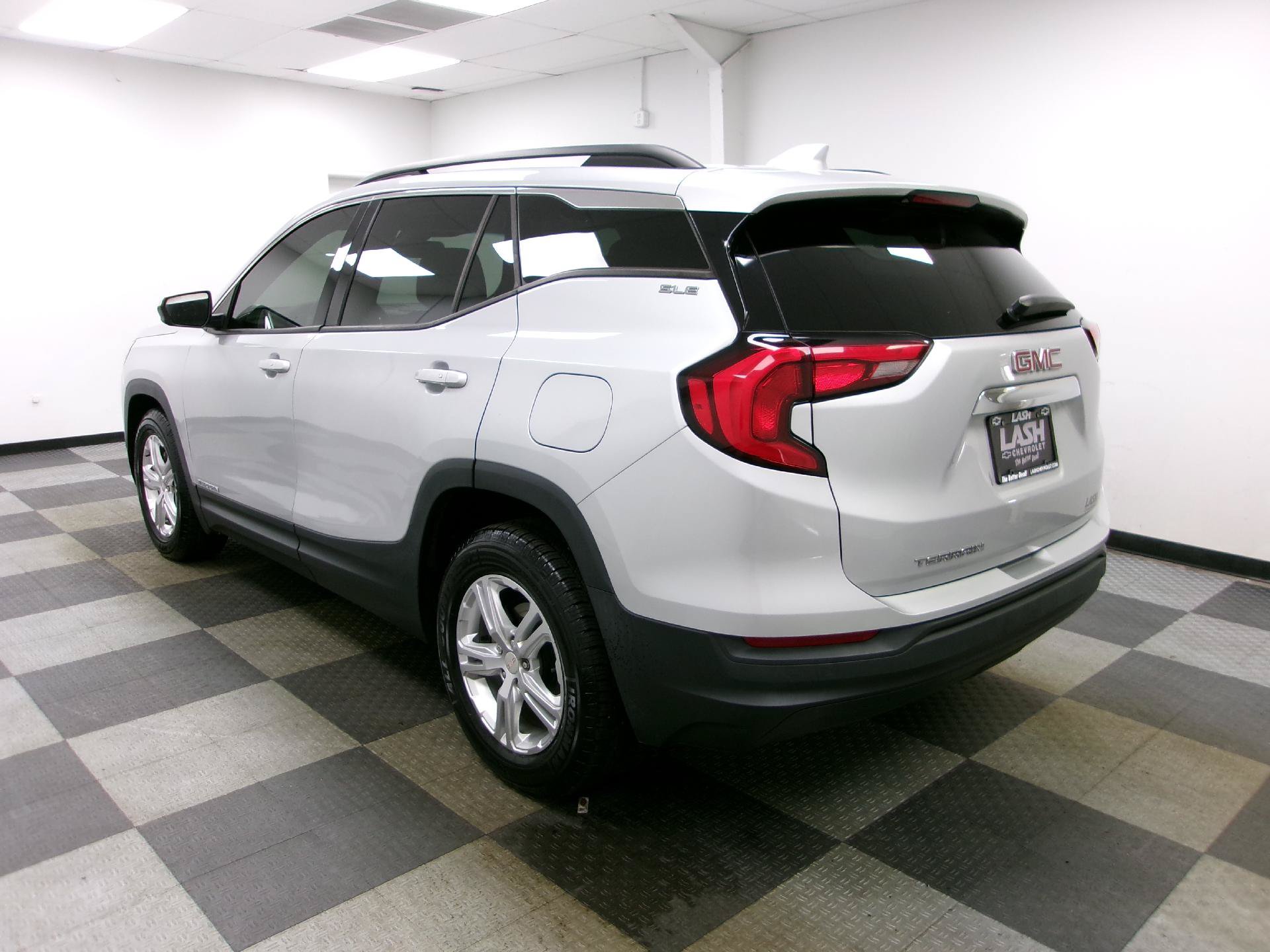 Used 2020 GMC Terrain SLE w/ Driver Convenience Package FWD image 2
