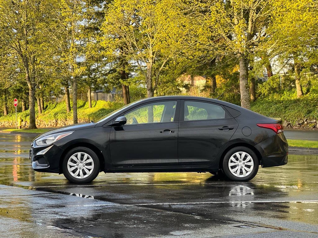 Used 2021 Hyundai Accent SE FWD image 2