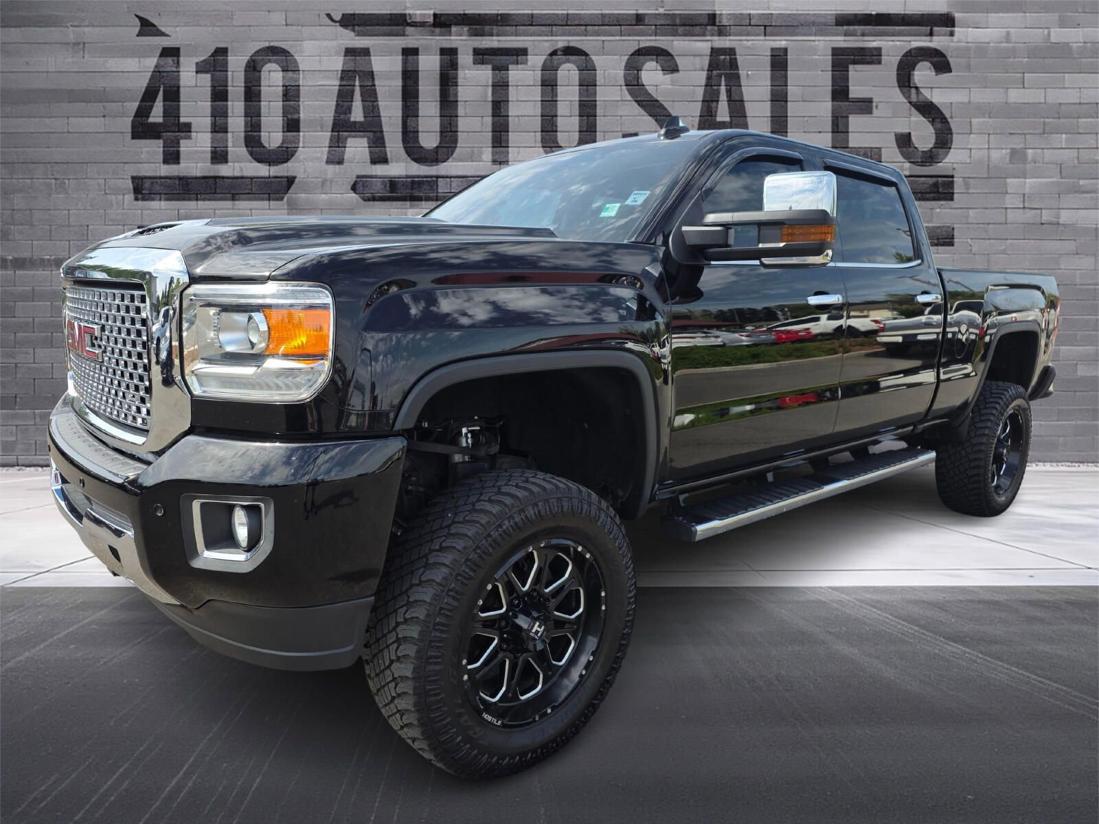 Used 2017 GMC Sierra 2500 Denali w/ Duramax Plus Package AWD/4WD image 6