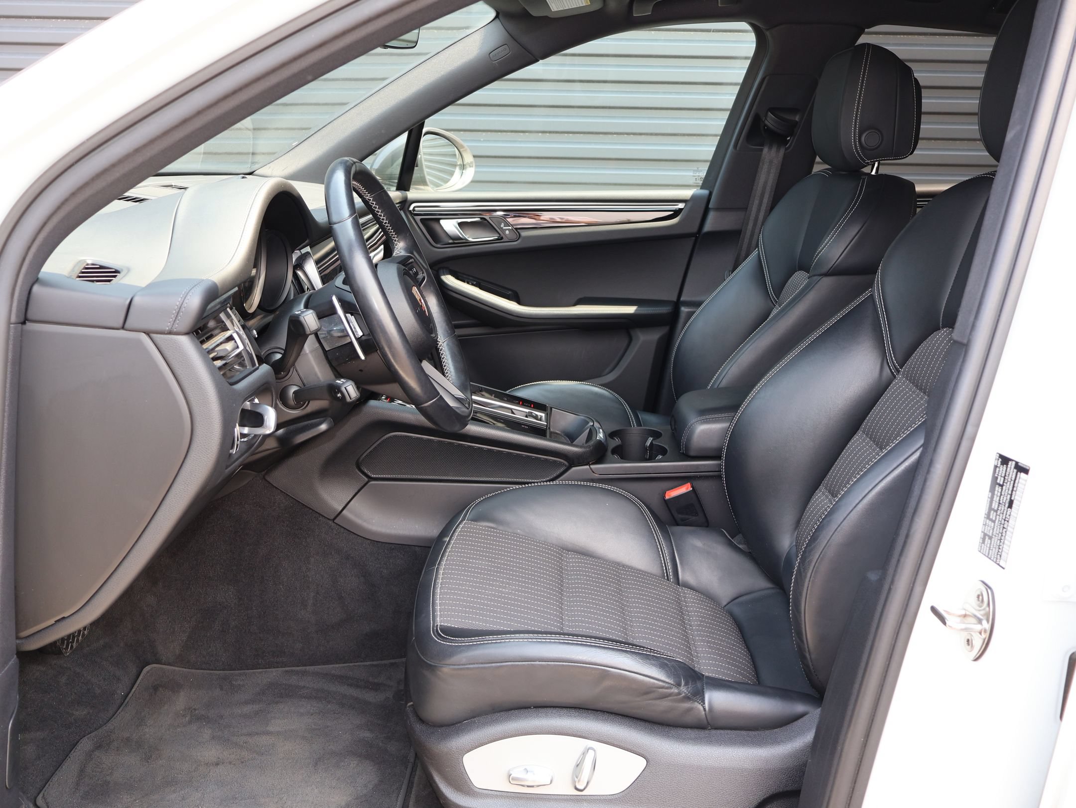 Certified 2023 Porsche Macan Turbo AWD/4WD image 5