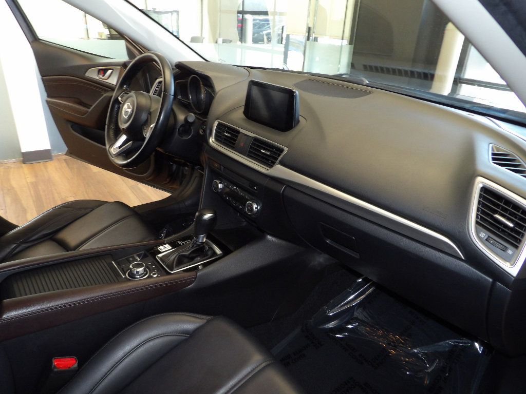 Used 2018 MAZDA MAZDA3 Touring FWD image 13
