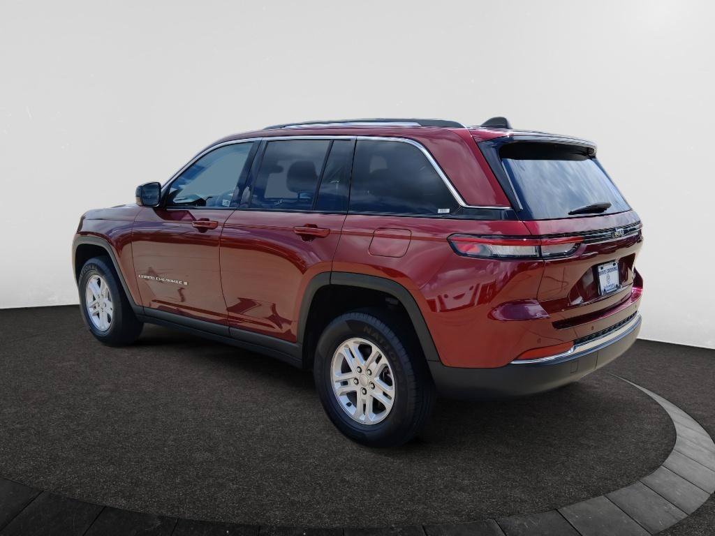 Used 2023 Jeep Grand Cherokee Laredo RWD image 5