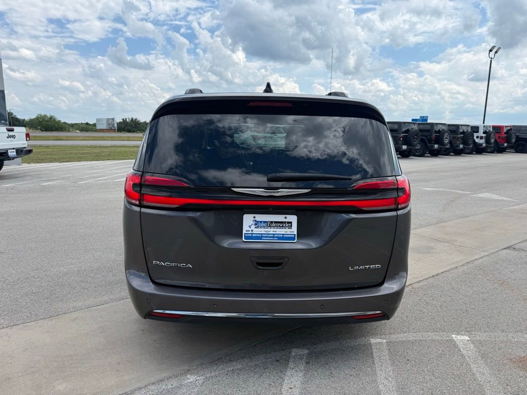 Used 2023 Chrysler Pacifica Limited FWD image 4