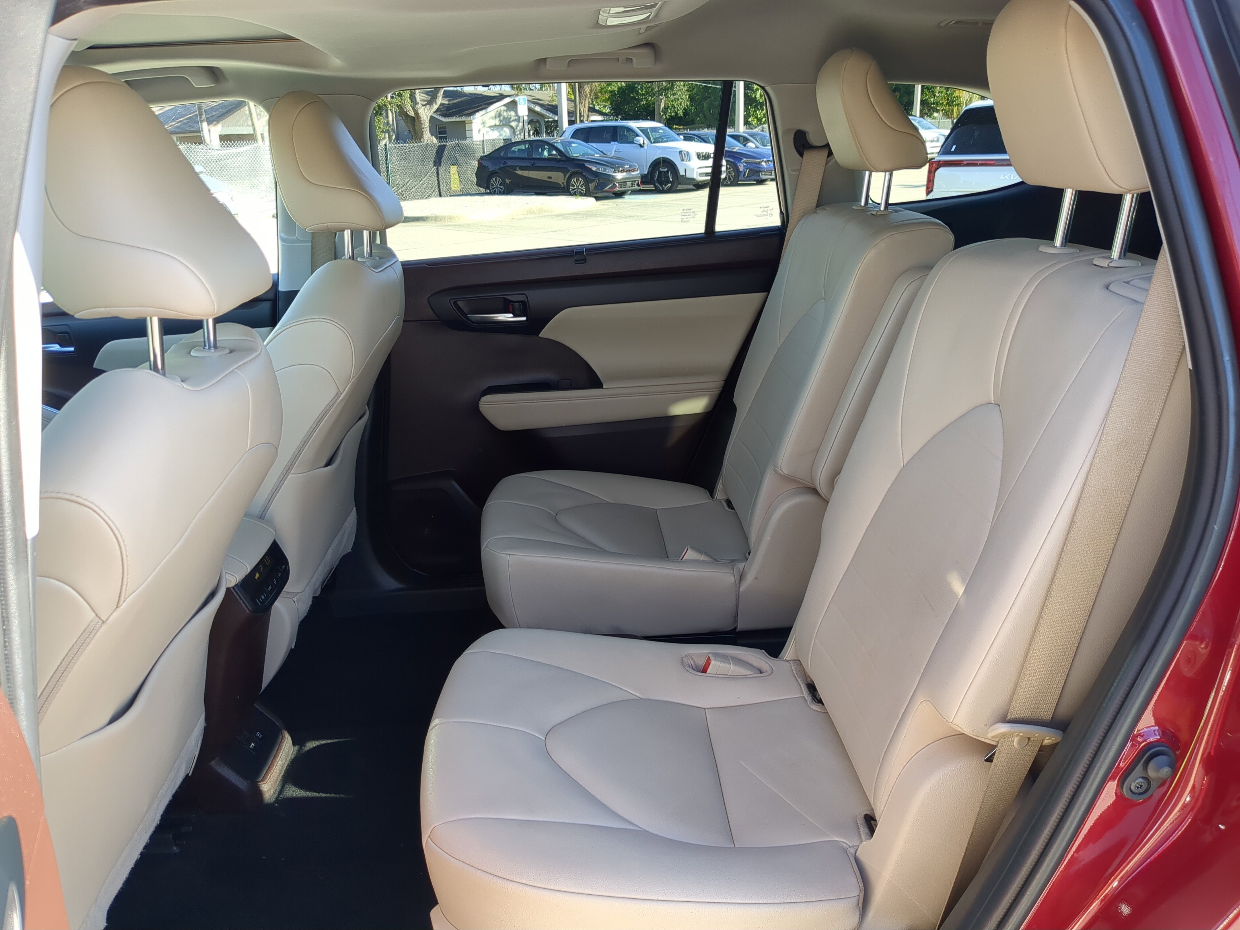 Used 2020 Toyota Highlander XLE image 15