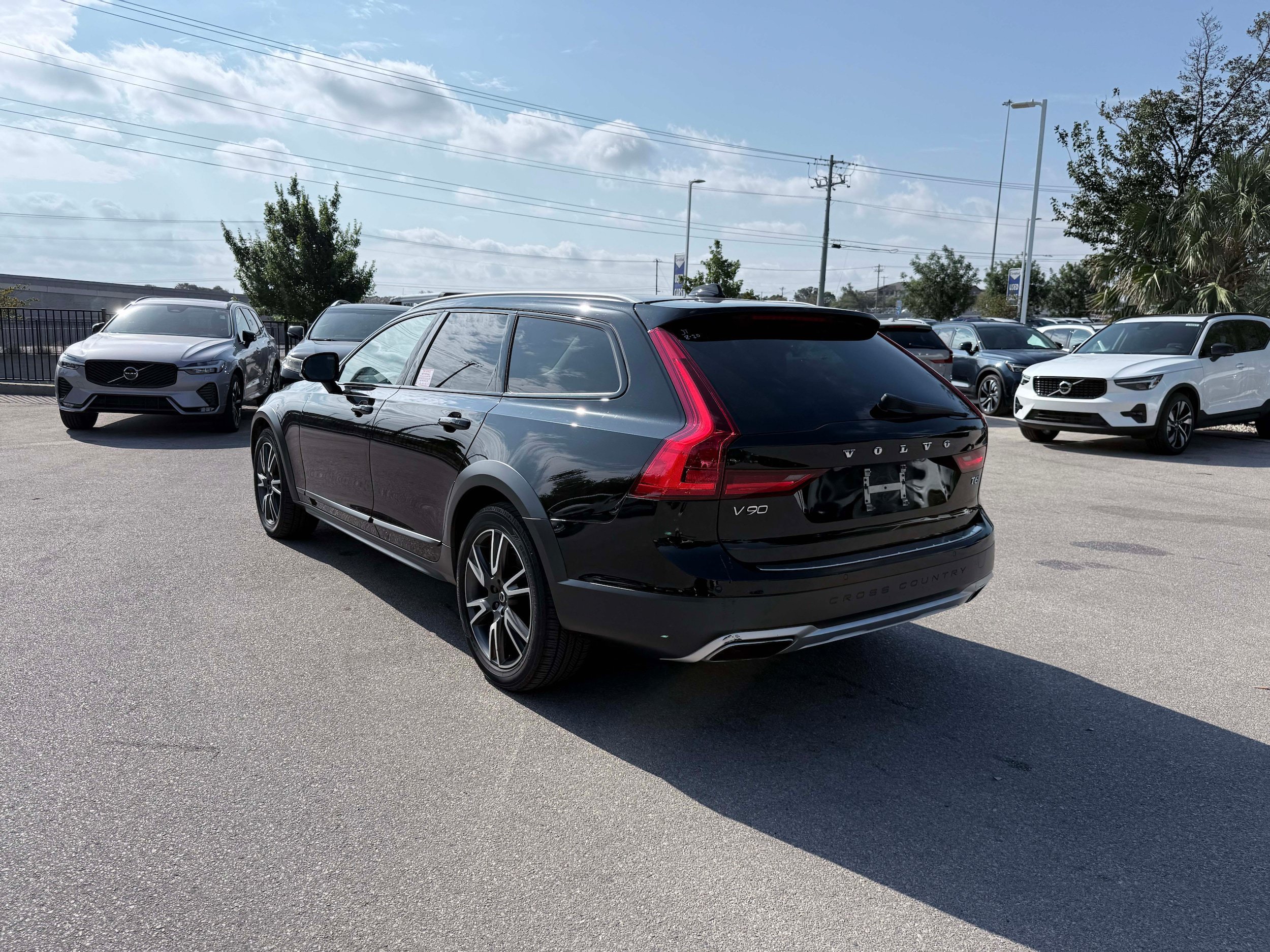 Used 2018 Volvo V90 T6 Cross Country w/ Convenience Package AWD/4WD image 4