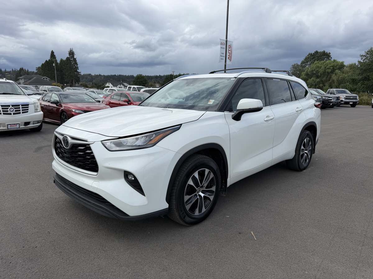 Used 2020 Toyota Highlander XLE AWD/4WD image 4