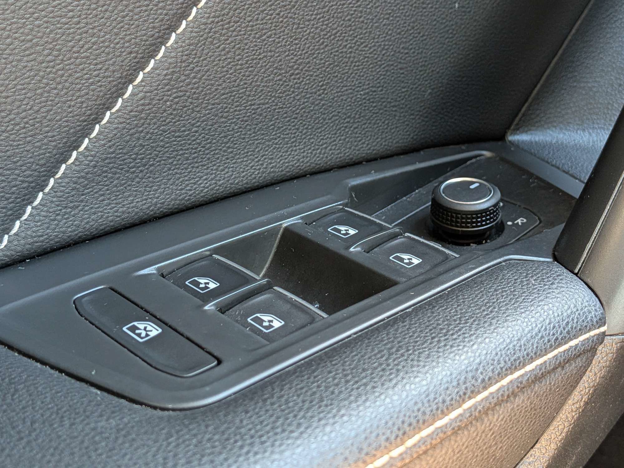 Used 2022 Volkswagen Tiguan SE w/ Panoramic Sunroof Package FWD image 28