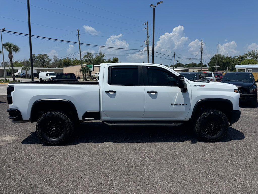 Used 2025 Chevrolet Silverado 2500 ZR2 w/ Technology Package AWD/4WD image 4