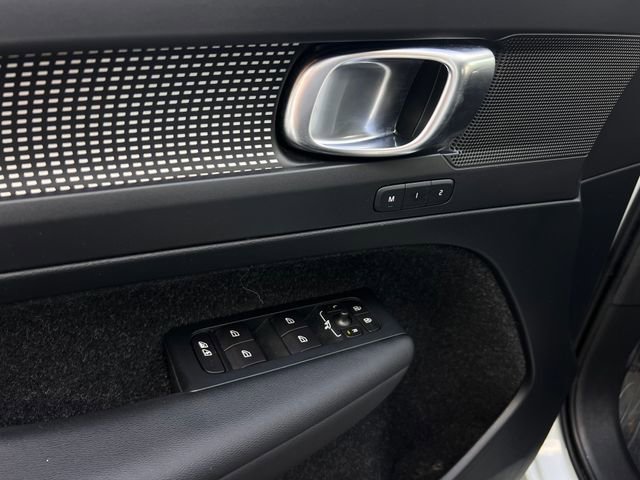 Used 2019 Volvo XC40 T4 R-Design image 11