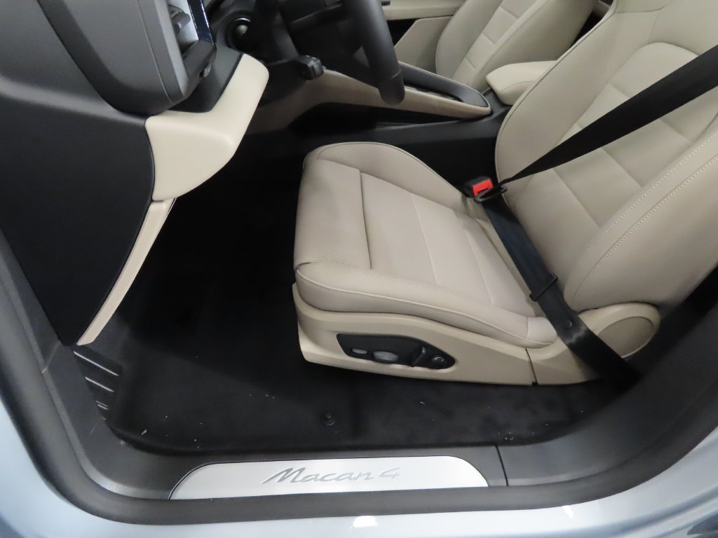 New 2026 Porsche Macan 4 Electric AWD/4WD image 40