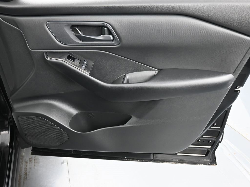 Used 2025 Nissan Rogue S image 17