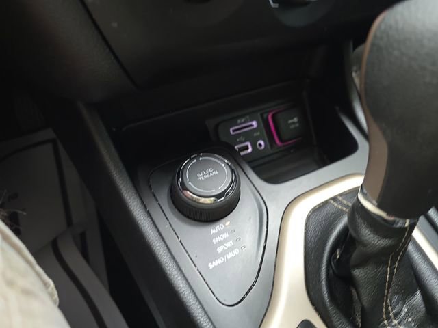 Used 2018 Jeep Cherokee Latitude w/ Altitude Package image 20