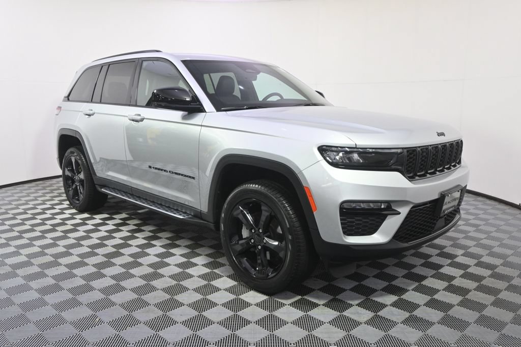 Used 2025 Jeep Grand Cherokee Limited w/ Black Appearance Package AWD/4WD image 8