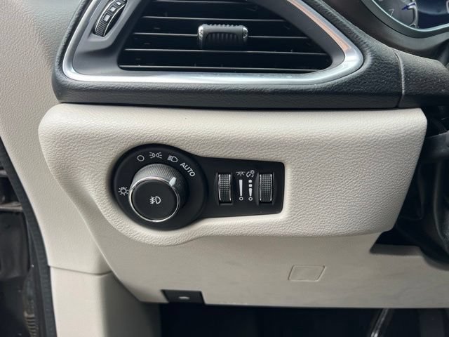 Used 2018 Chrysler Pacifica Touring-L Plus FWD image 19