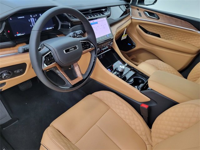 New 2025 Jeep Grand Cherokee Summit image 13